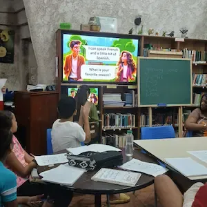 Crianças participam de dinâmica para aprender inglês em projeto educacional da ONG em Copacabana, Rio de Janeiro.